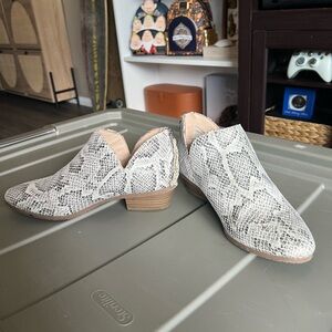 Like New Reaction Kenneth Cole Snakeskin Ankle Booties